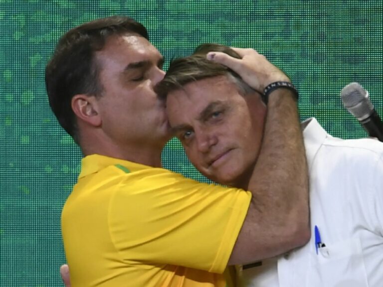 crise-com-vorcaro-leva-flavio-bolsonaro-a-discutir-renuncia-com-seu-pai