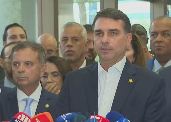 “inferno-astral”:-aliados-de-flavio-bolsonaro-acreditam-que-candidatura-esta-em-risco