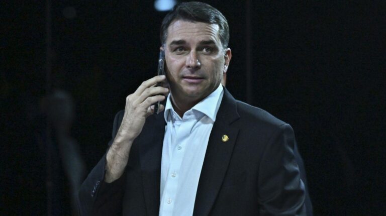 caso-master:-“mentiras-de-flavio-bolsonaro-nao-surpreendem-ninguem”,-diz-estadao