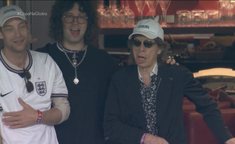 filho-brasileiro-de-mick-jagger-torce-pela-inglaterra-ao-lado-do-pai-e-irmaos-na-semifinal-da-copa