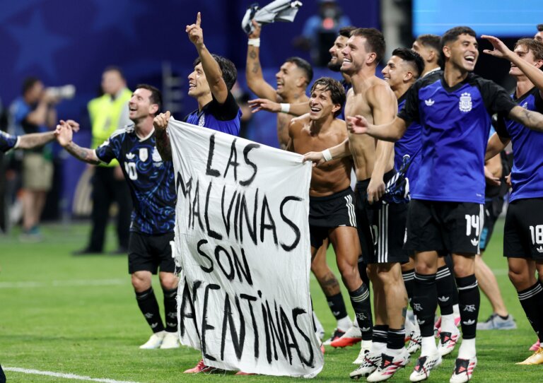 argentina-exibe-faixa-sobre-as-malvinas-apos-eliminar-a-inglaterra-em-copa-de-2026