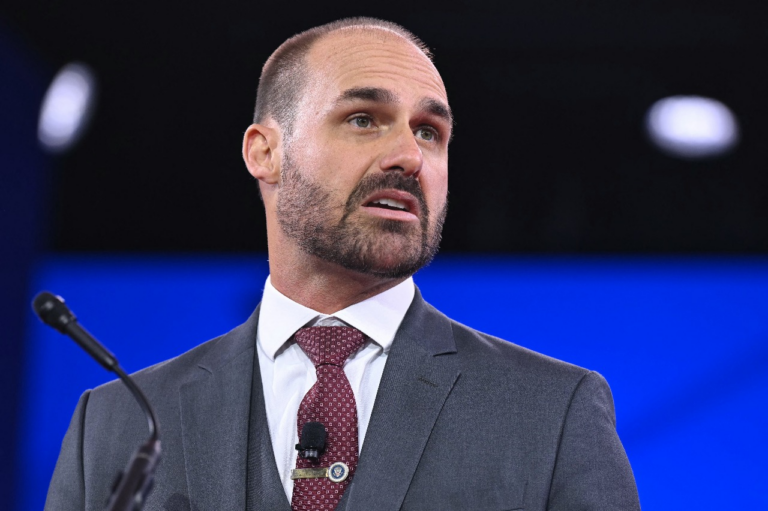 farejando-derrota,-eduardo-bolsonaro-usa-discurso-de-trump-para-atacar-eleicoes-brasileiras