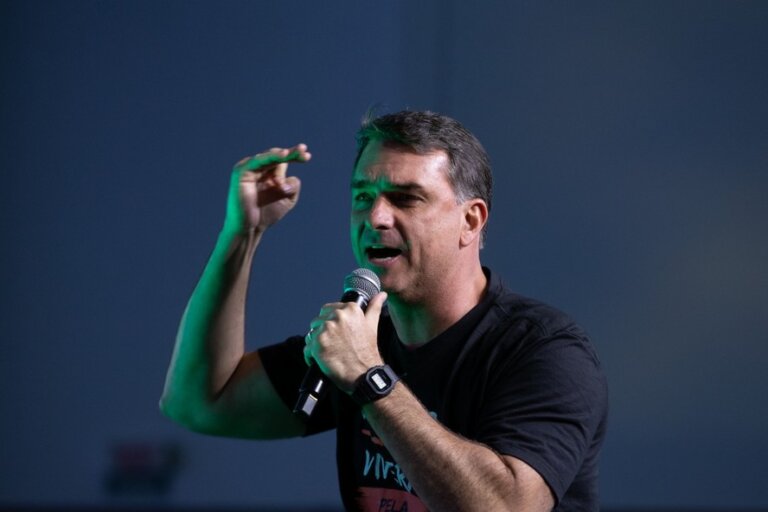 flavio-bolsonaro-se-isola-no-pl-ao-tentar-emplacar-daniella-marques-como-vice