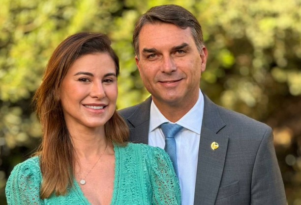 mulher-de-flavio-bolsonaro-sai-da-discricao-e-vira-aposta-para-voto-feminino
