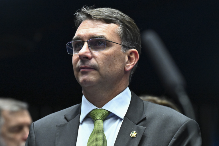 flavio-bolsonaro-repete-ofensiva-golpista-do-pai-e-espalha-mentira-sobre-urnas-a-diplomatas