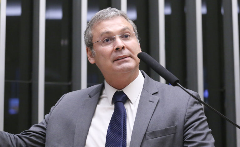lindbergh-diz-que-flavio-repete-roteiro-golpista-do-pai:-“vai-acabar-igual”