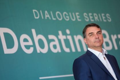 flavio-bolsonaro-leva-a-diplomatas-mentiras-sobre-urnas-ja-desmentidas-pelo-tse
