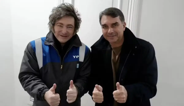 em-flavio-bolsonaro,-milei-desembarca-no-brasil-para-dar-o-abraco-do-afogado