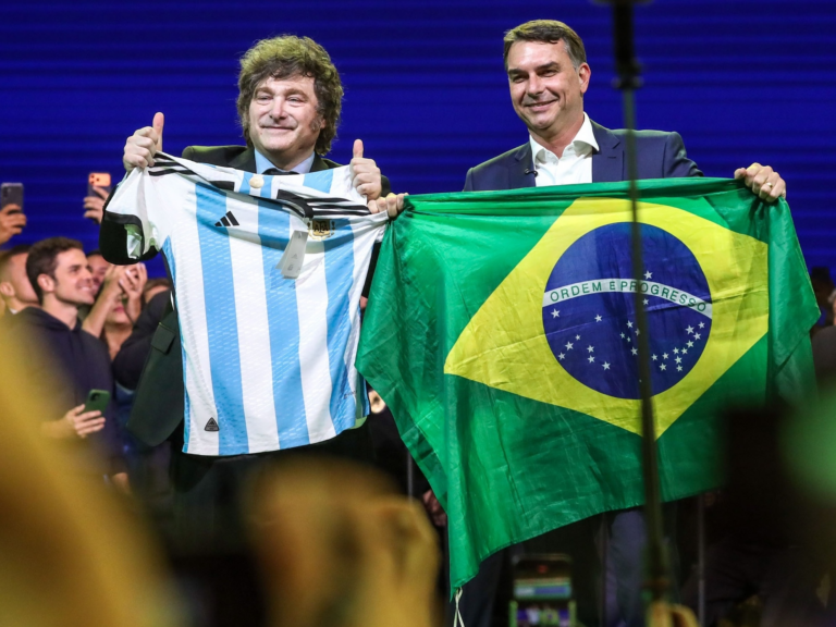 milei-vira-alvo-de-denuncia-penal-por-viagem-ao-brasil-para-de-flavio-bolsonaro;-entenda