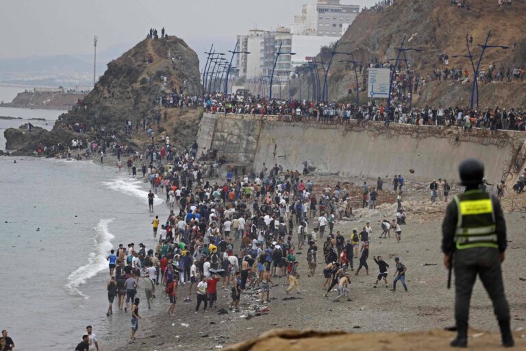 cerca-de-60-mil-migrantes-cruzam-fronteira-de-ceuta,-e-espanha-reforca-seguranca