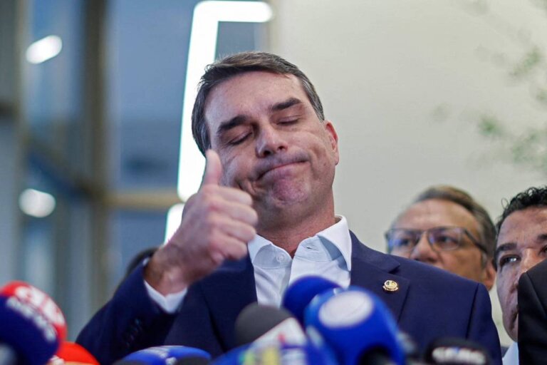 flavio-bolsonaro-sai-de-reuniao-com-partido-de-tarcisio-sem-apoio-e-sem-vice