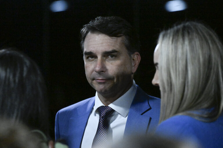 mesmo-isolado,-flavio-bolsonaro-diz-que-anunciara-vice-nesta-quarta