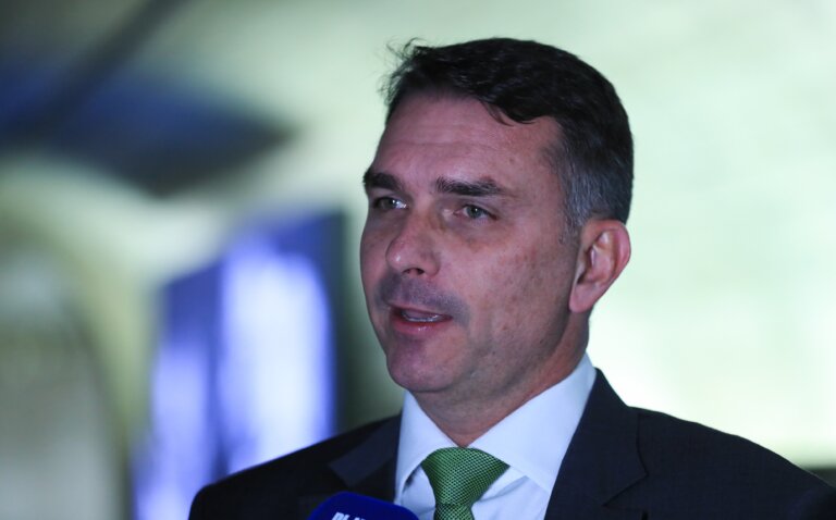 flavio-bolsonaro-diz-que-teve-duas-filhas-para-cuidar-dele-na-velhice