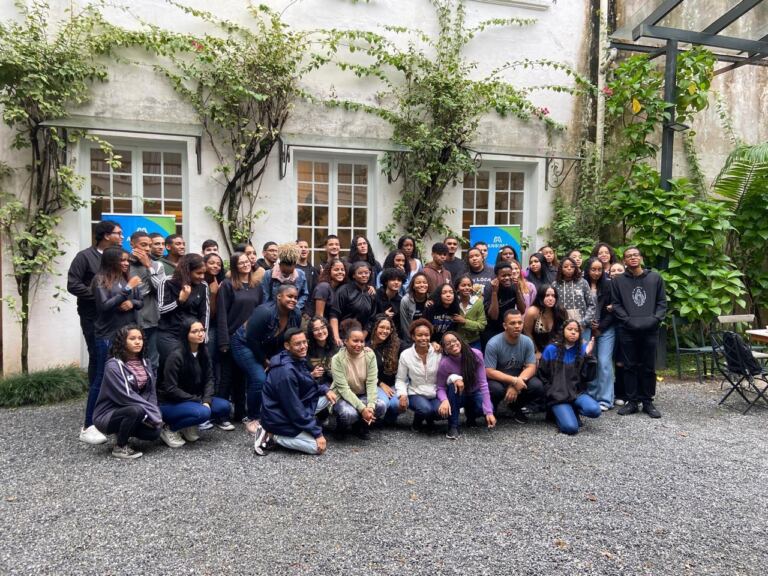 do-curso-ao-emprego:-projeto-muda-a-trajetoria-de-jovens-no-rio