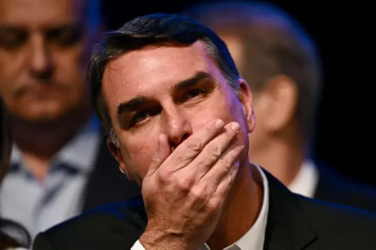 flavio-bolsonaro-divulga-diploma-correto-apos-ufrj-negar-registro-de-pos-graduacao