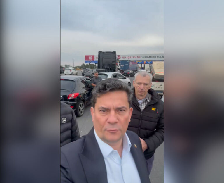 moro-se-irrita-com-bloqueio-em-estrada-e-pede-retirada-de-carretas-tombadas-em-“outro-horario”